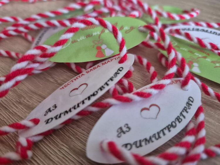 Димитровград с тематична украса за месеца на Баба Марта