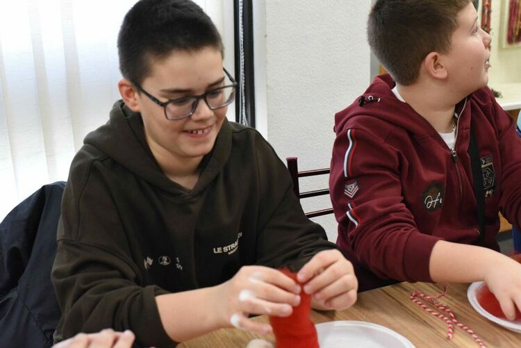 Над 600 деца се включват в ателие за традиционни родопски мартеници в Смолян