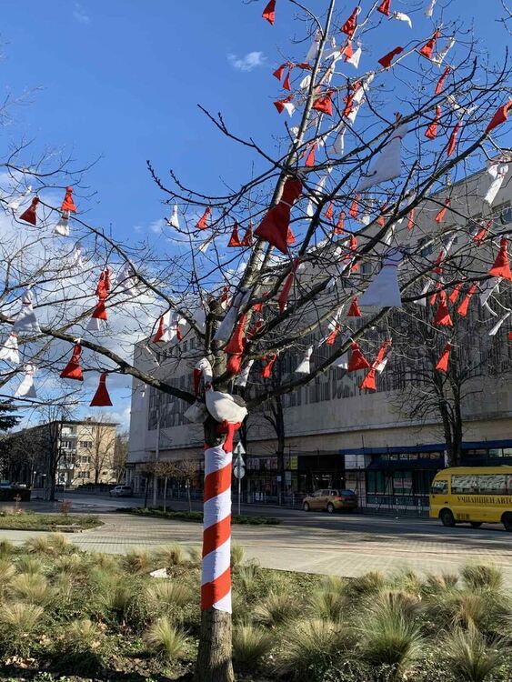 Димитровград с тематична украса за месеца на Баба Марта