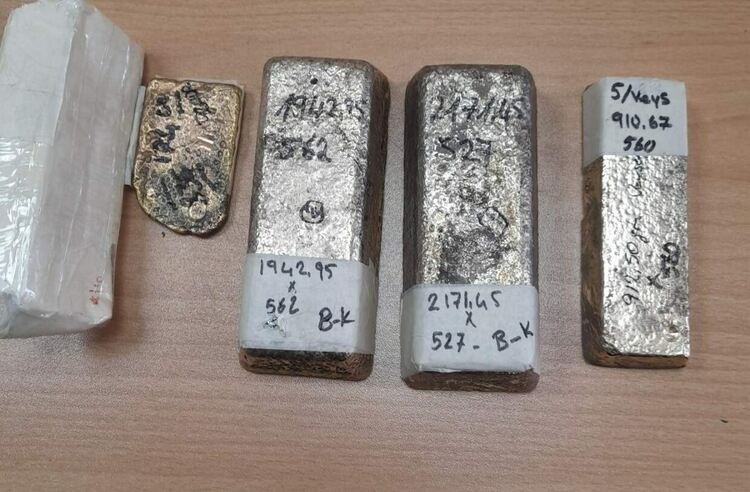 Кокаин и злато за над 1.4 млн. евро задържаха в тир с цветя