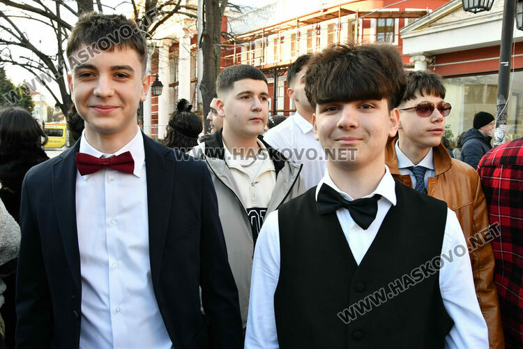 Стил и разкош от епохата на Гетсби на фашинга на Езиковата гимназия в Хасково