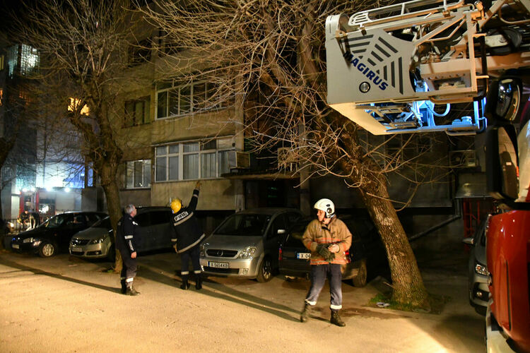 Горя апартамент в Хасково, евакуираха живеещи в блока