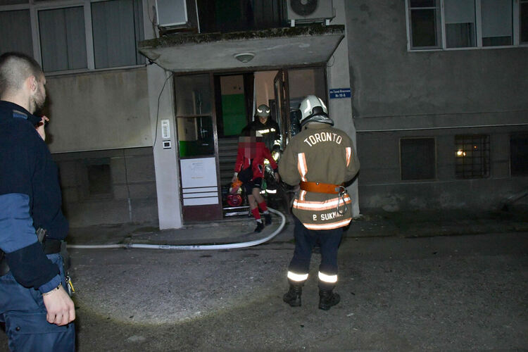 Горя апартамент в Хасково, евакуираха живеещи в блока