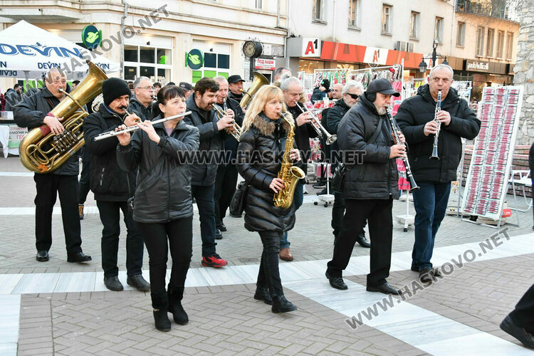 Стил и разкош от епохата на Гетсби на фашинга на Езиковата гимназия в Хасково