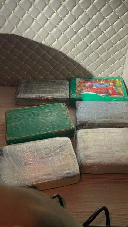 Кокаин и злато за над 1.4 млн. евро задържаха в тир с цветя