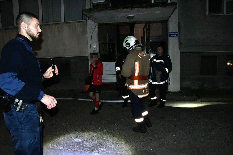 Горя апартамент в Хасково, евакуираха живеещи в блока