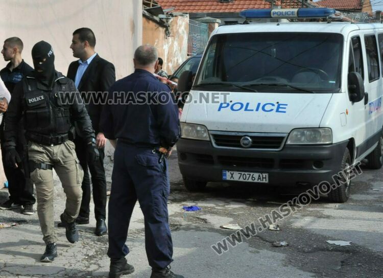 Двама са задържани с 1,22 грама дрога, спряха нерегистрирана кола