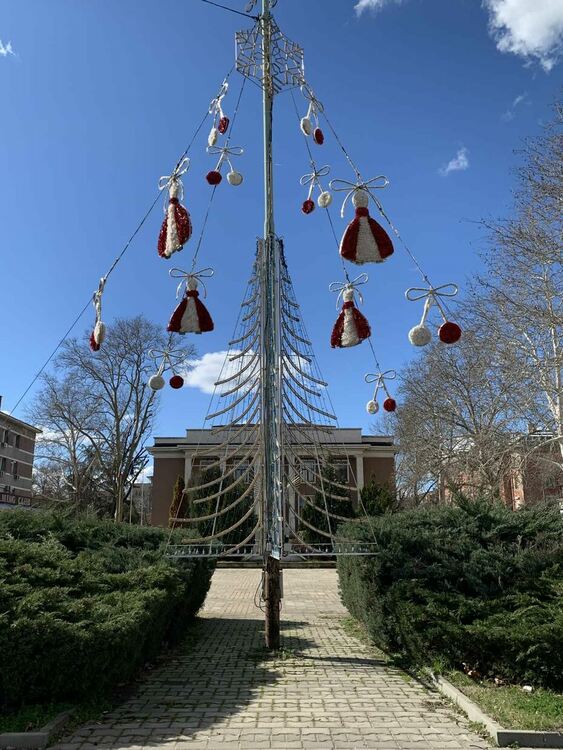 Димитровград с тематична украса за месеца на Баба Марта