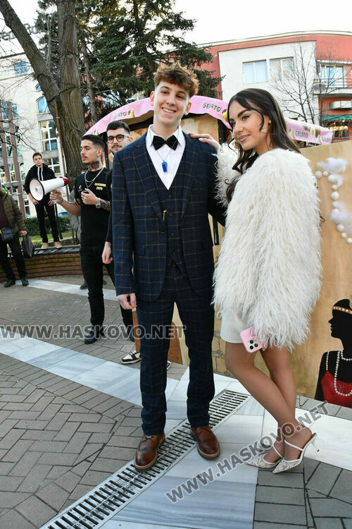 Стил и разкош от епохата на Гетсби на фашинга на Езиковата гимназия в Хасково