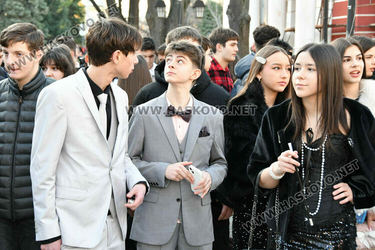 Стил и разкош от епохата на Гетсби на фашинга на Езиковата гимназия в Хасково