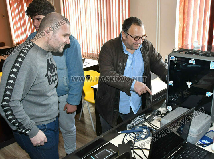 Откриха модерен STEM център в Спортното училище в Хасково