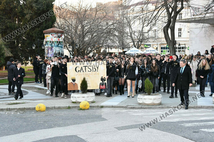 Стил и разкош от епохата на Гетсби на фашинга на Езиковата гимназия в Хасково