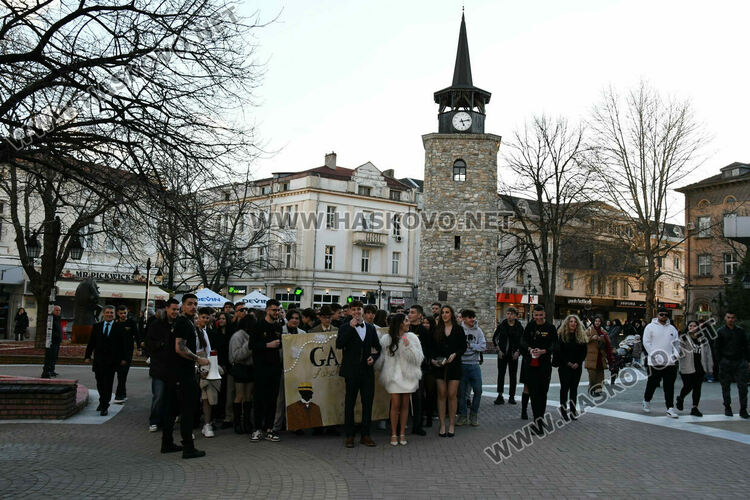 Стил и разкош от епохата на Гетсби на фашинга на Езиковата гимназия в Хасково