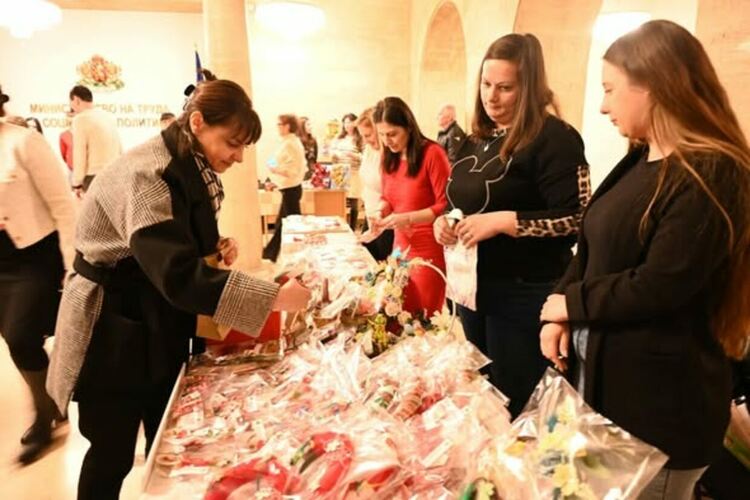 Базар на мартеници с кауза, организиран от Министерство на труда и социалната политика.