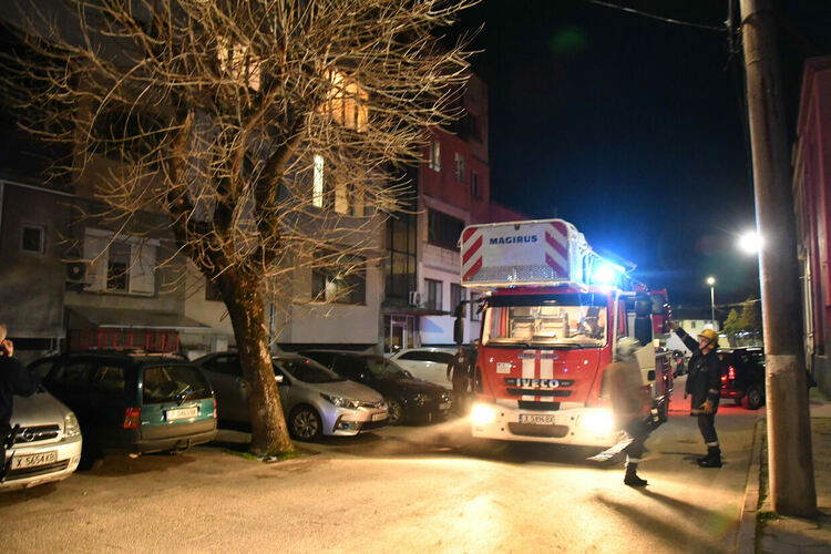 Горя апартамент в Хасково, евакуираха живеещи в блока