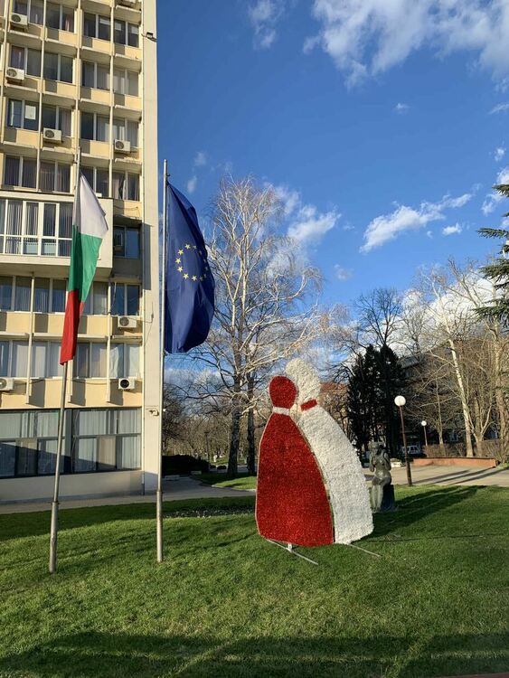 Димитровград с тематична украса за месеца на Баба Марта
