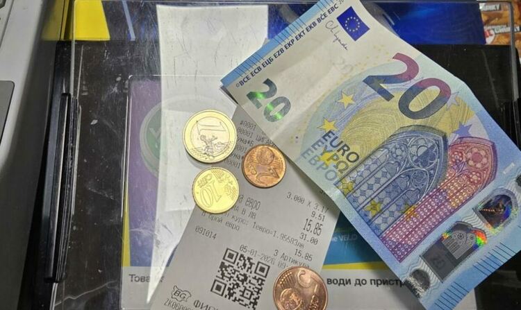 Клиенти платиха с фалшиви банкноти в Пловдив и Първомай, полицията разследва