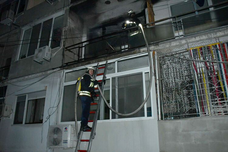 Горя апартамент в Хасково, евакуираха живеещи в блока