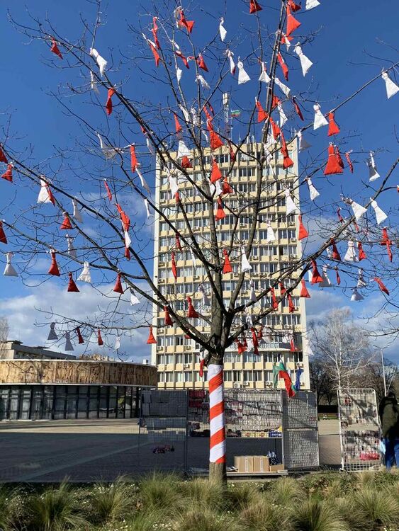 Димитровград с тематична украса за месеца на Баба Марта