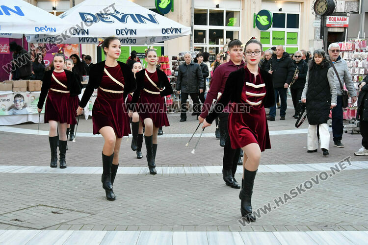 Стил и разкош от епохата на Гетсби на фашинга на Езиковата гимназия в Хасково