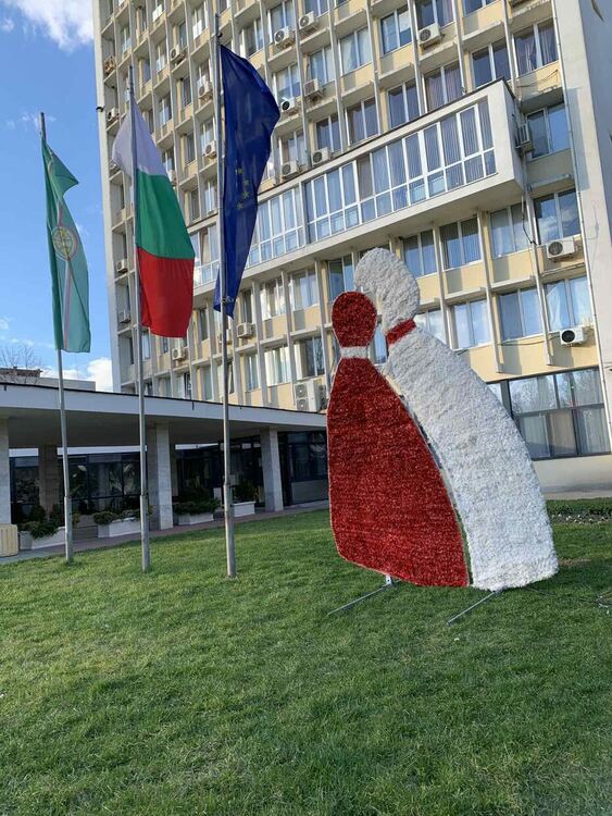 Димитровград с тематична украса за месеца на Баба Марта