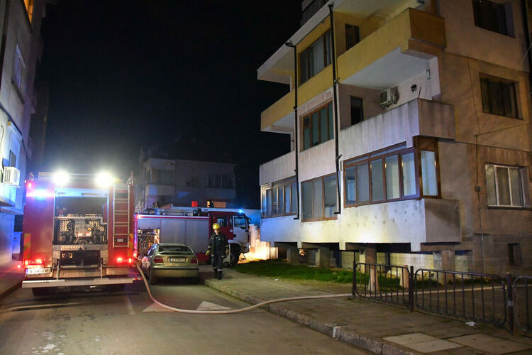 Горя апартамент в Хасково, евакуираха живеещи в блока