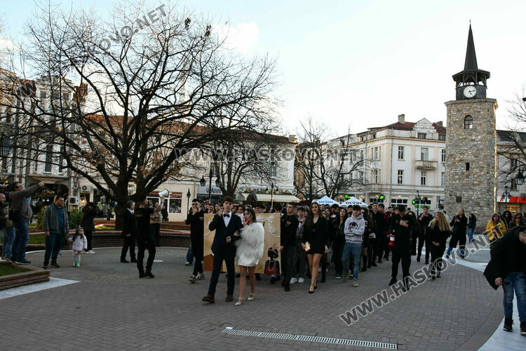 Стил и разкош от епохата на Гетсби на фашинга на Езиковата гимназия в Хасково