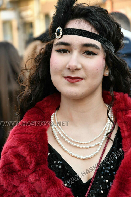 Стил и разкош от епохата на Гетсби на фашинга на Езиковата гимназия в Хасково