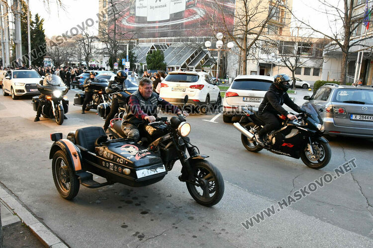 Стил и разкош от епохата на Гетсби на фашинга на Езиковата гимназия в Хасково