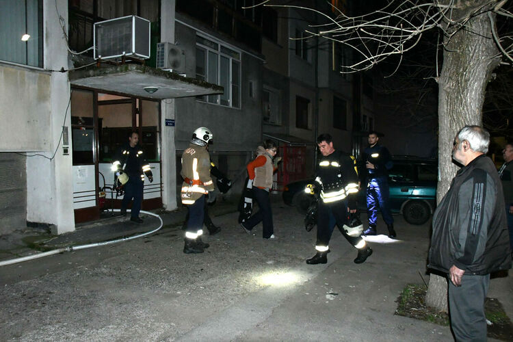 Горя апартамент в Хасково, евакуираха живеещи в блока