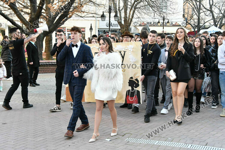 Стил и разкош от епохата на Гетсби на фашинга на Езиковата гимназия в Хасково