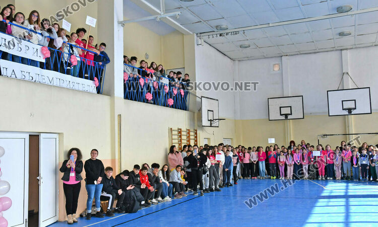 Учениците от &bdquo;Христо Смирненски&ldquo; призоваха &bdquo;Да бъдем добри! Да бъдем приятели!&ldquo;