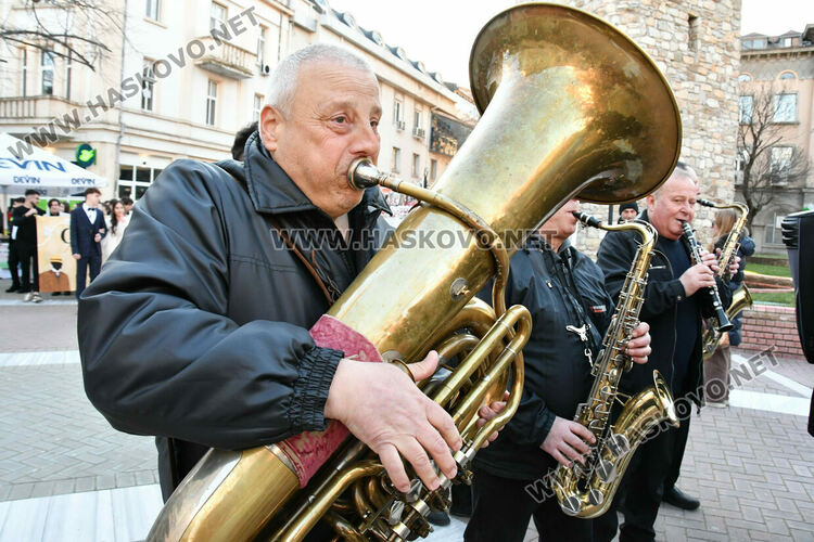 Стил и разкош от епохата на Гетсби на фашинга на Езиковата гимназия в Хасково