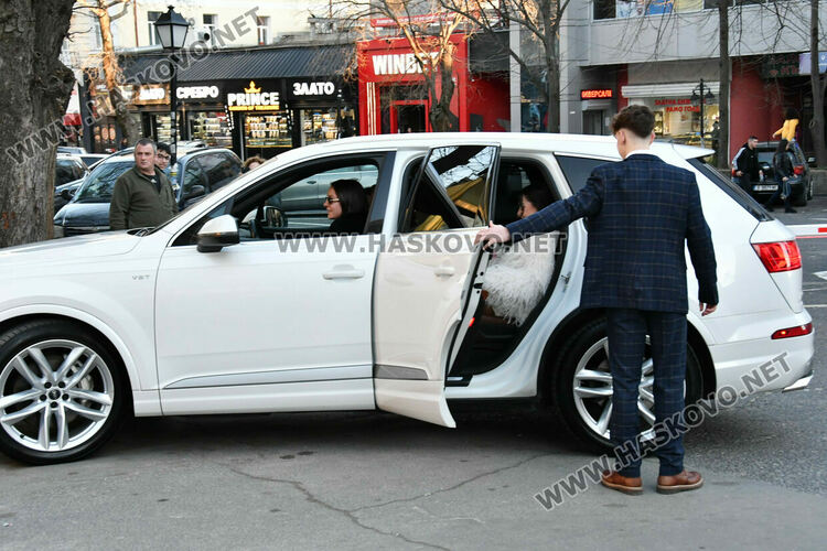 Стил и разкош от епохата на Гетсби на фашинга на Езиковата гимназия в Хасково