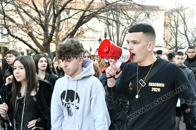 Стил и разкош от епохата на Гетсби на фашинга на Езиковата гимназия в Хасково