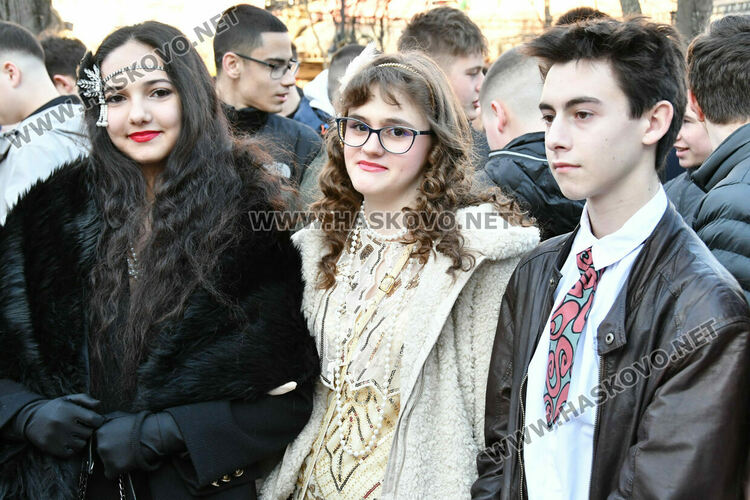 Стил и разкош от епохата на Гетсби на фашинга на Езиковата гимназия в Хасково