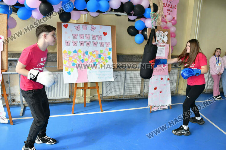 Учениците от &bdquo;Христо Смирненски&ldquo; призоваха &bdquo;Да бъдем добри! Да бъдем приятели!&ldquo;