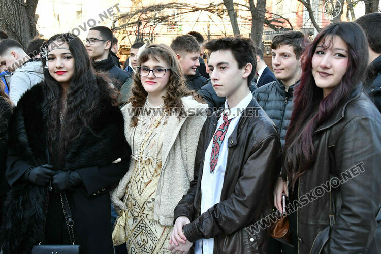 Стил и разкош от епохата на Гетсби на фашинга на Езиковата гимназия в Хасково