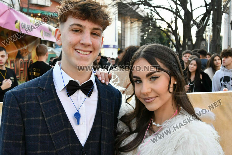 Стил и разкош от епохата на Гетсби на фашинга на Езиковата гимназия в Хасково