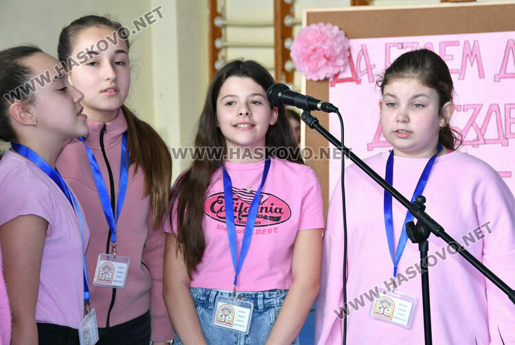 Учениците от &bdquo;Христо Смирненски&ldquo; призоваха &bdquo;Да бъдем добри! Да бъдем приятели!&ldquo;