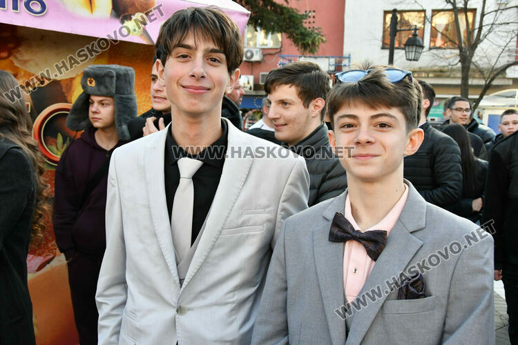 Стил и разкош от епохата на Гетсби на фашинга на Езиковата гимназия в Хасково