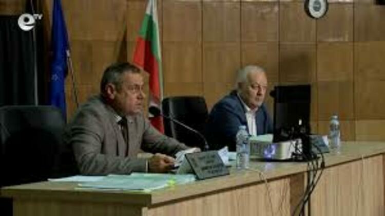 Заседание на Общинския съвет в Смолян с 84 точки в дневния ред, граждани защитават в залата  изсичането на "Пазлак""