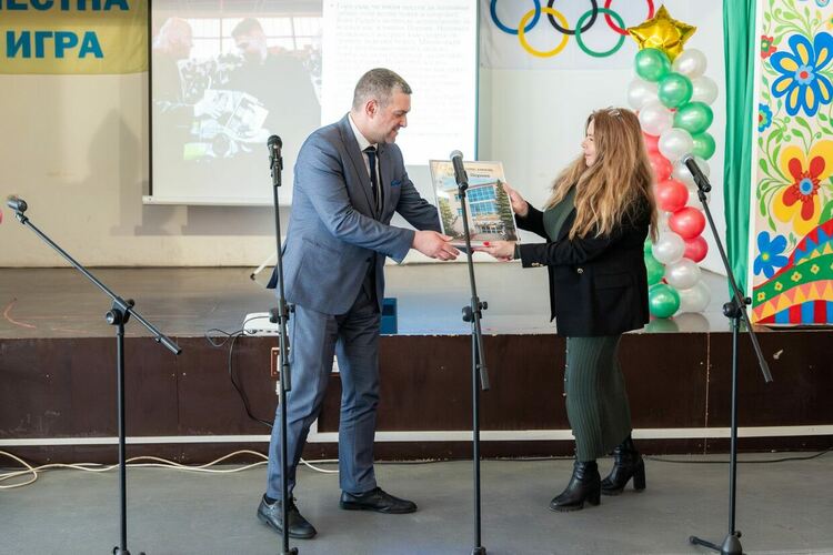 Зала, посветена на двукратния олимпийски шампион по борба Боян Радев бе открита в XIII ОУ &bdquo;Св.Св. Кирил и Методий&ldquo;