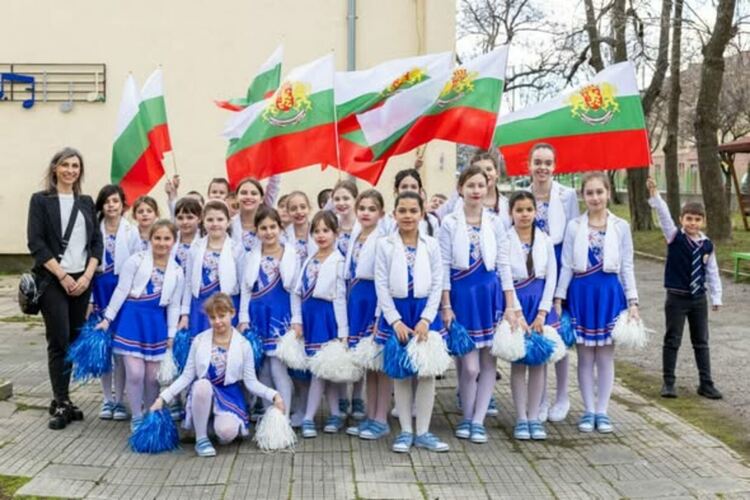 Зала, посветена на двукратния олимпийски шампион по борба Боян Радев бе открита в XIII ОУ &bdquo;Св.Св. Кирил и Методий&ldquo;