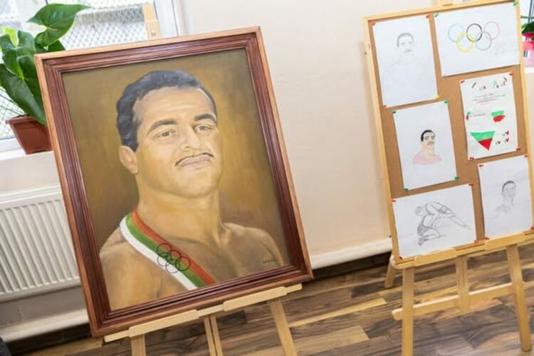 Зала, посветена на двукратния олимпийски шампион по борба Боян Радев бе открита в XIII ОУ &bdquo;Св.Св. Кирил и Методий&ldquo;