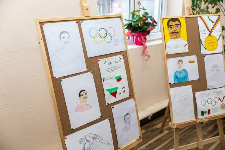 Зала, посветена на двукратния олимпийски шампион по борба Боян Радев бе открита в XIII ОУ &bdquo;Св.Св. Кирил и Методий&ldquo;