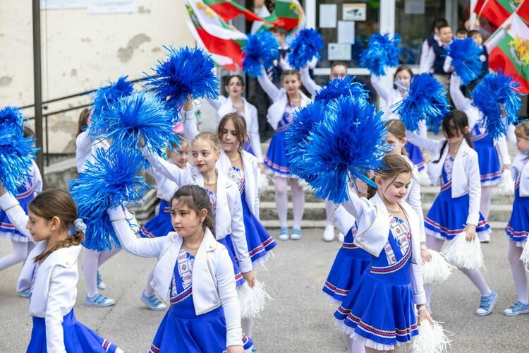 Зала, посветена на двукратния олимпийски шампион по борба Боян Радев бе открита в XIII ОУ &bdquo;Св.Св. Кирил и Методий&ldquo;