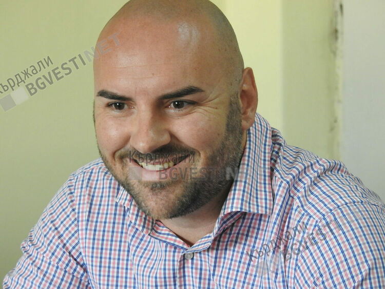 Никола Стоев