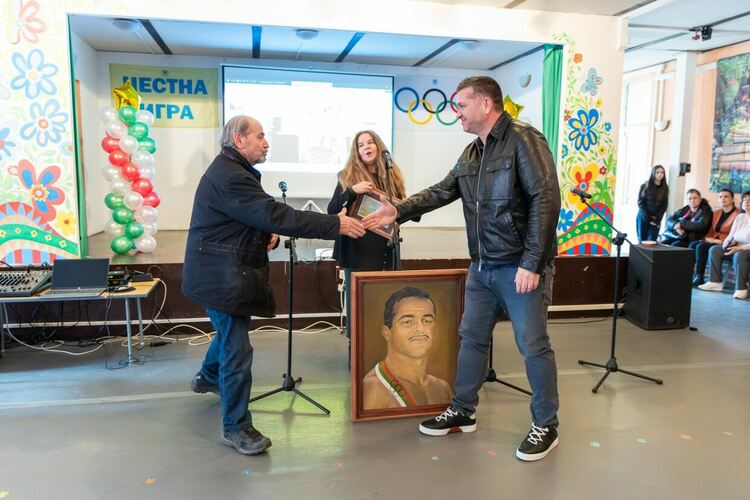 Зала, посветена на двукратния олимпийски шампион по борба Боян Радев бе открита в XIII ОУ &bdquo;Св.Св. Кирил и Методий&ldquo;