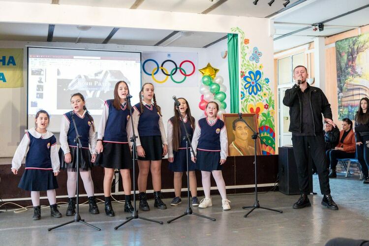 Зала, посветена на двукратния олимпийски шампион по борба Боян Радев бе открита в XIII ОУ &bdquo;Св.Св. Кирил и Методий&ldquo;